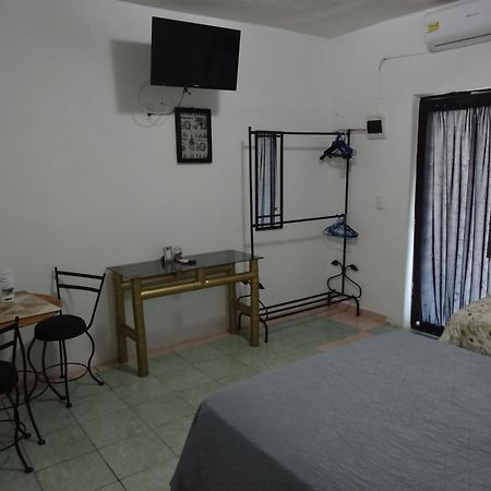 Habitaciones-Comodas-Aire-Wifi-Tv-Cerca De Playa-!!Excelente Precio II 曼萨尼约 外观 照片